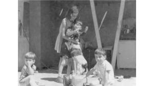 Louis Robin, ainda criança, brincando no quintal